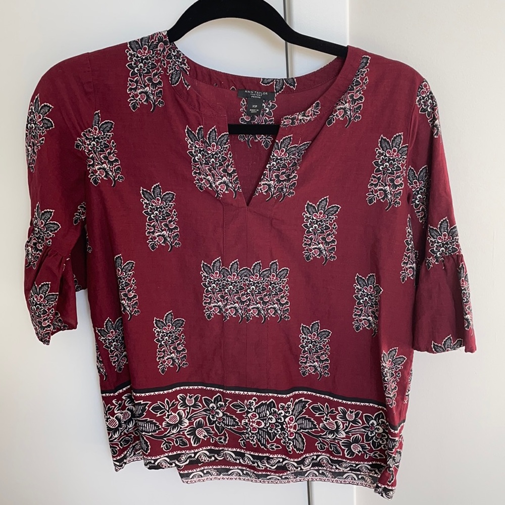 ✨3/$10✨ Ann Taylor Cute patterned top